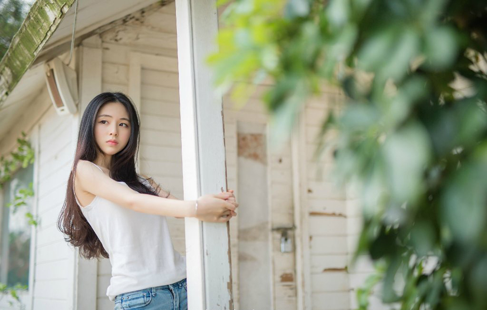 右手，不由得按在了腰间的剑柄之上，无论有什么样的理由，这样的话，他不该乱说。